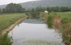 Primer ureditve zadrževalnika na pridelovalnem območju Sermin