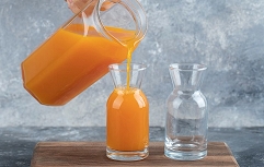 Slika man-hand-pouring-orange-juice-into-glass-marble-table